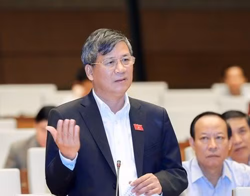 Đại biểu Quốc hội Nguyễn Anh Trí đoàn Hà Nội cho rằng: "Vài năm vừa rồi, tình trạng hành hung người cán bộ y tế xảy ra nhiều hơn về số lượng, trầm trọng hơn về cấp độ và điều nữa vô lý, vô cùng về mặt nguyên nhân" - ảnh quochoi.vn.