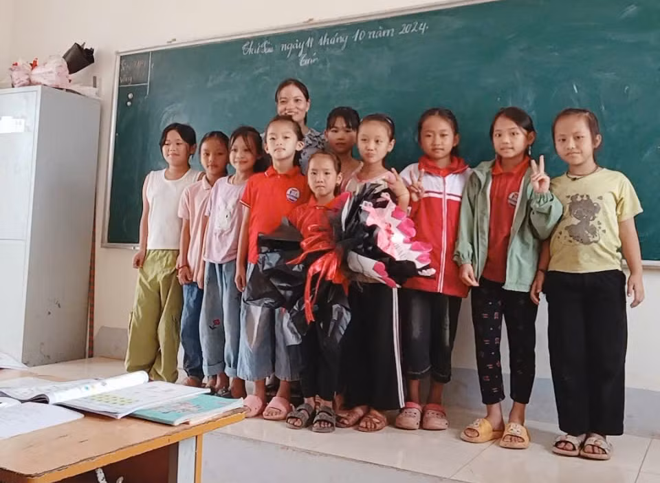 Cô Nguyễn Thị Chuyên cùng các em học sinh Trường Phổ thông dân tộc bán trú Tiểu học Mường Toong số 1 (huyện Mường Nhé, tỉnh Điện Biên). Ảnh NVCC.
