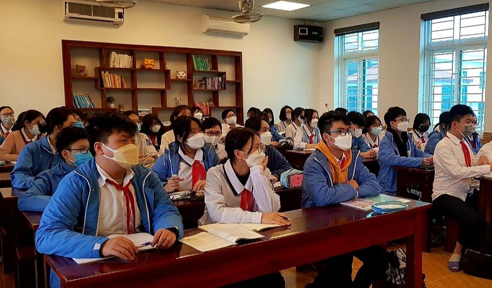 Các nhà trường linh hoạt hình thức dạy học trực tiếp và trực tuyến để thích nghi với tình hình dịch bệnh (Ảnh: LT)