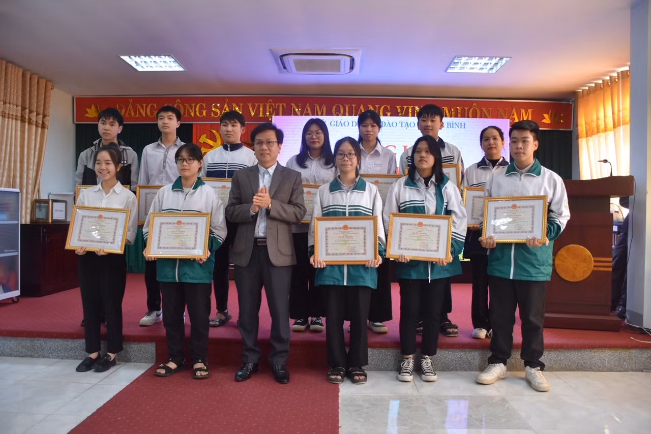 Ban tổ chức trao thưởng cho các học sinh đoạt giải nhì. Ảnh: Sở Giáo dục và Đào tạo Quảng Bình Ban tổ chức trao thưởng cho các học sinh đoạt giải nhì. Ảnh: Sở Giáo dục và Đào tạo Quảng Bình