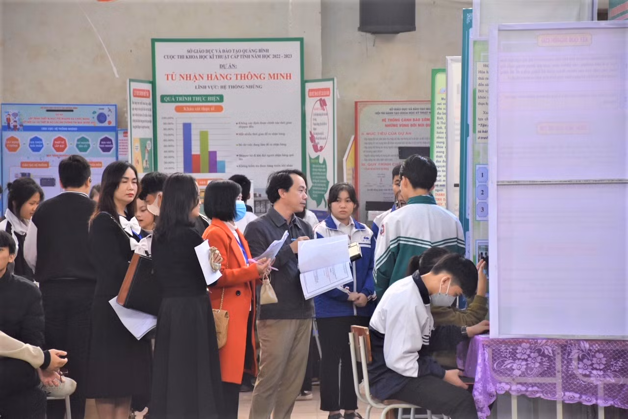 Các giám khảo phỏng vấn các tác giả dự thi cuộc thi khoa học kỹ thuật dành cho học sinh trung học phổ thông tỉnh Quảng Bình năm học 2022-2023. Ảnh: Sở Giáo dục và Đào tạo Quảng Bình Các giám khảo phỏng vấn các tác giả dự thi cuộc thi khoa học kỹ thuật dành cho học sinh trung học phổ thông tỉnh Quảng Bình năm học 2022-2023. Ảnh: Sở Giáo dục và Đào tạo Quảng Bình