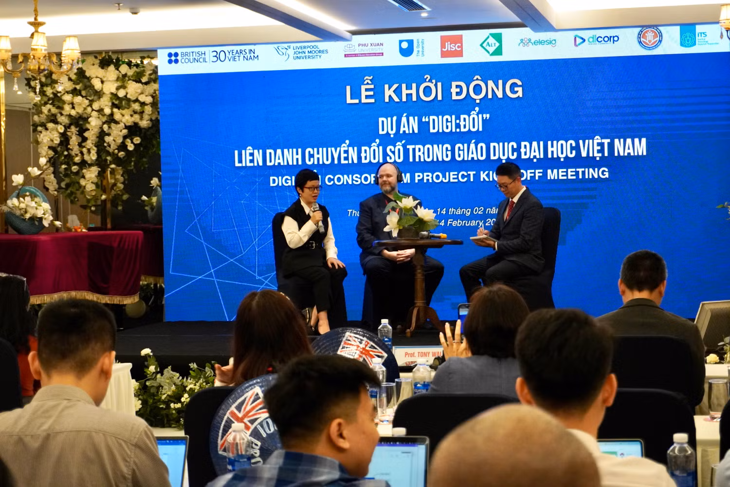 Các chuyên gia trong nước và quốc tế trao đổi, chia sẻ về dự án