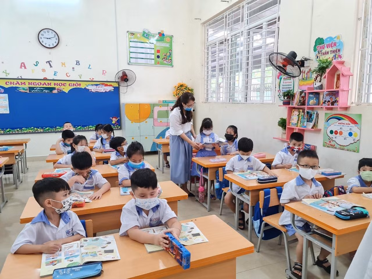 Phụ huynh mong ngày tựu trường được tổ chức theo kế hoạch, học sinh được đến trường học tập và vui chơi (Ảnh: LT)