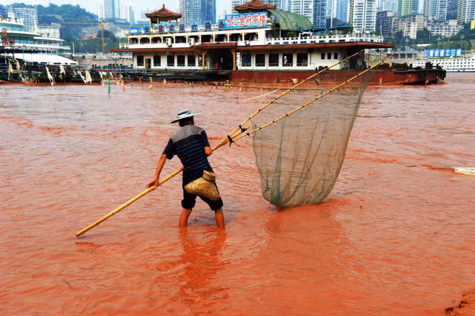 Một người dân đánh cá ven sông Trường Giang