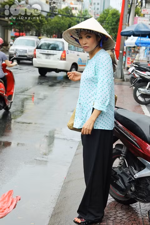 Không lựa được bộ trang phục nào vừa ý cho mình, chị nhanh chóng rời khỏi cửa hàng và ra đường đón xe đi đến một địa điểm khác. Không lựa được bộ trang phục nào vừa ý cho mình, chị nhanh chóng rời khỏi cửa hàng và ra đường đón xe đi đến một địa điểm khác.