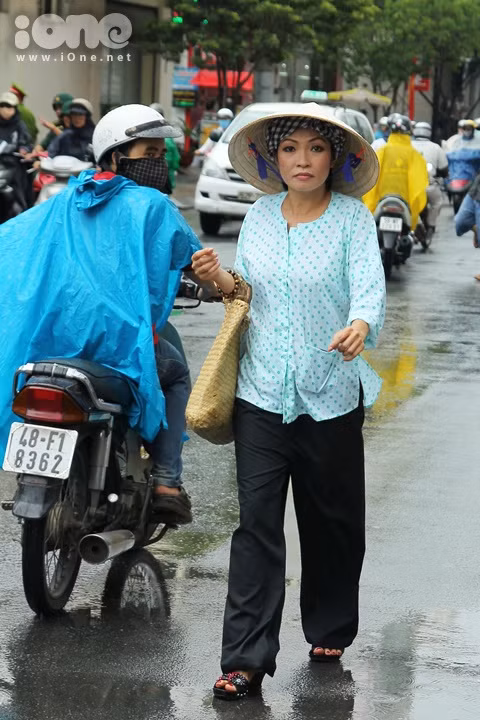 Phương Thanh bị "bắt găp" khi đi lang thang một mình trên đường Nguyễn Trãi, Quận 1, TP HCM. Phương Thanh bị "bắt găp" khi đi lang thang một mình trên đường Nguyễn Trãi, Quận 1, TP HCM.