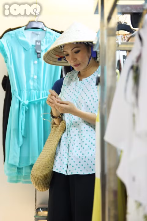 Chị Chanh tiến vào một cửa hàng thời trang. Chị Chanh tiến vào một cửa hàng thời trang.