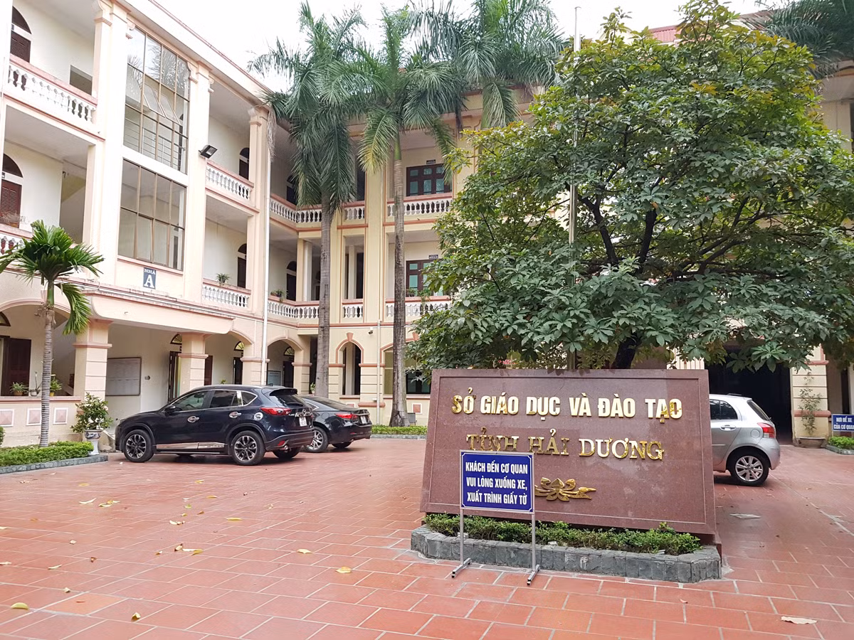 Sở Giáo dục và Dào tạo Hải Dương có trung thực khi báo cáo cấp trên về việc đi tham quan trong giờ làm việc (Ảnh: Lã Tiến) Sở Giáo dục và Dào tạo Hải Dương có trung thực khi báo cáo cấp trên về việc đi tham quan trong giờ làm việc (Ảnh: Lã Tiến)