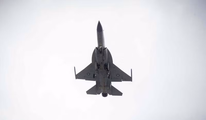 Máy bay chiến đấu hạng nhe JF-17 Thunder Pakistan lần đầu tiên bay biểu diễn ở Triển lãm hàng không vũ trụ quốc tế Paris 2015