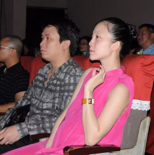 Bất ngờ, trong buổi tổng duyệt chương trình "Chuyện kể về sen" do nghệ sỹ Vương Linh (mẹ Linh Nga) dàn dựng, ông xã của "thiên nga làng múa Việt Nam" xuất hiện bên cạnh vợ trên hàng ghế khán giả. Đây là lần đầu ông xã Linh Nga "lộ diện" trước công chúng.(Theo Ngoisao.net)