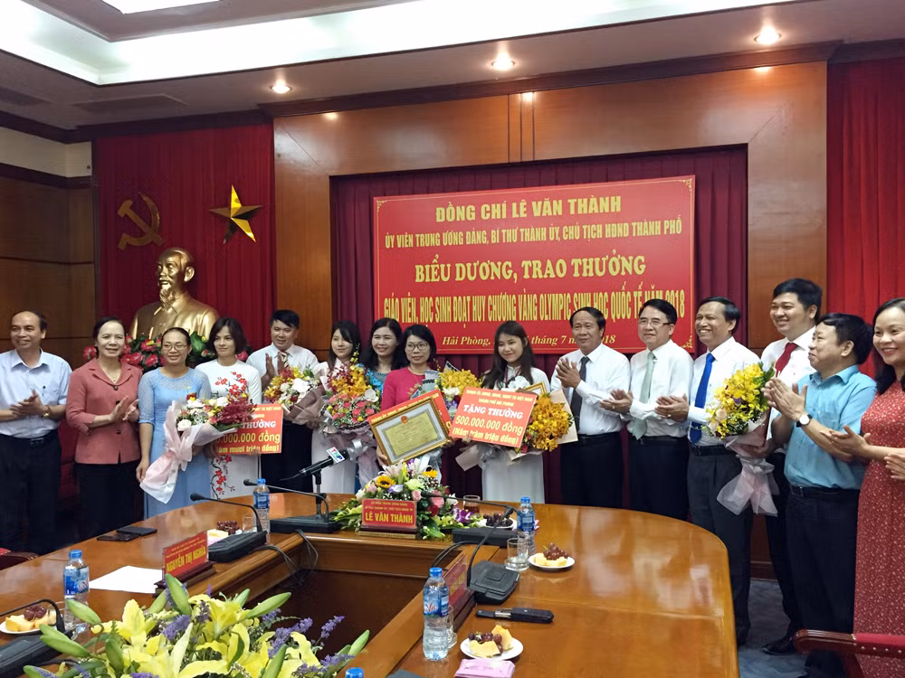 Với huy chương Vàng Olympic Sinh học, Trần Thị Minh Anh được thành phố Hải Phòng thưởng 500 triệu đồng (Ảnh: Lã Tiến)