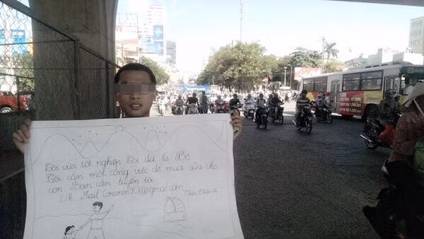 Thanh niên mếu máo, cầm biển xin việc giữa phố đáng thương hay đáng trách? ảnh 2