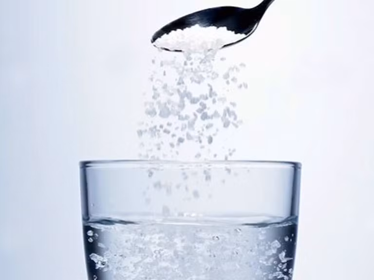 6. Muối: Khuấy một muỗng canh muối vào ly nước ấm và súc miệng trong vòng 30 giây rồi nhổ bỏ. Nước muối sẽ làm sạch khu vực quanh răng và rút bớt chất lỏng là nguyên nhân gây sưng lợi. Có thể áp dụng phương pháp này thường xuyên nếu thấy cần thiết. 6. Muối: Khuấy một muỗng canh muối vào ly nước ấm và súc miệng trong vòng 30 giây rồi nhổ bỏ. Nước muối sẽ làm sạch khu vực quanh răng và rút bớt chất lỏng là nguyên nhân gây sưng lợi. Có thể áp dụng phương pháp này thường xuyên nếu thấy cần thiết.
