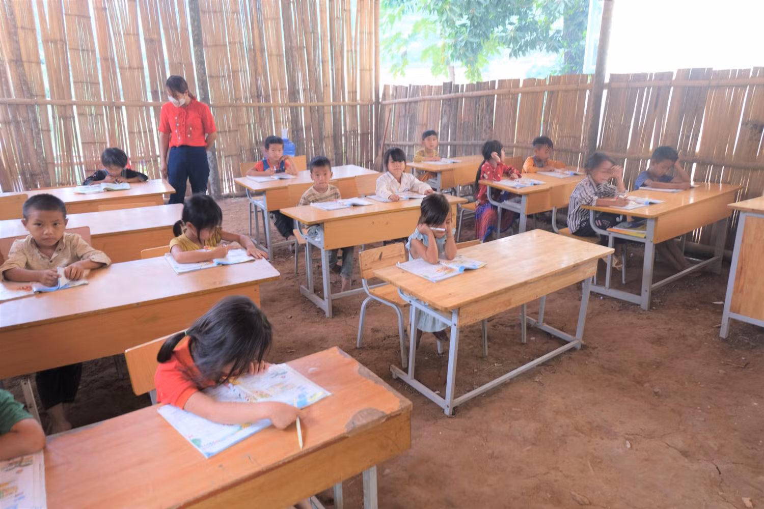Rất khó để các thầy cô giáo gắn bó với vùng cao nếu trong điều kiện khó khăn nhưng không được đãi ngộ phù hợp. Ảnh minh họa: LC