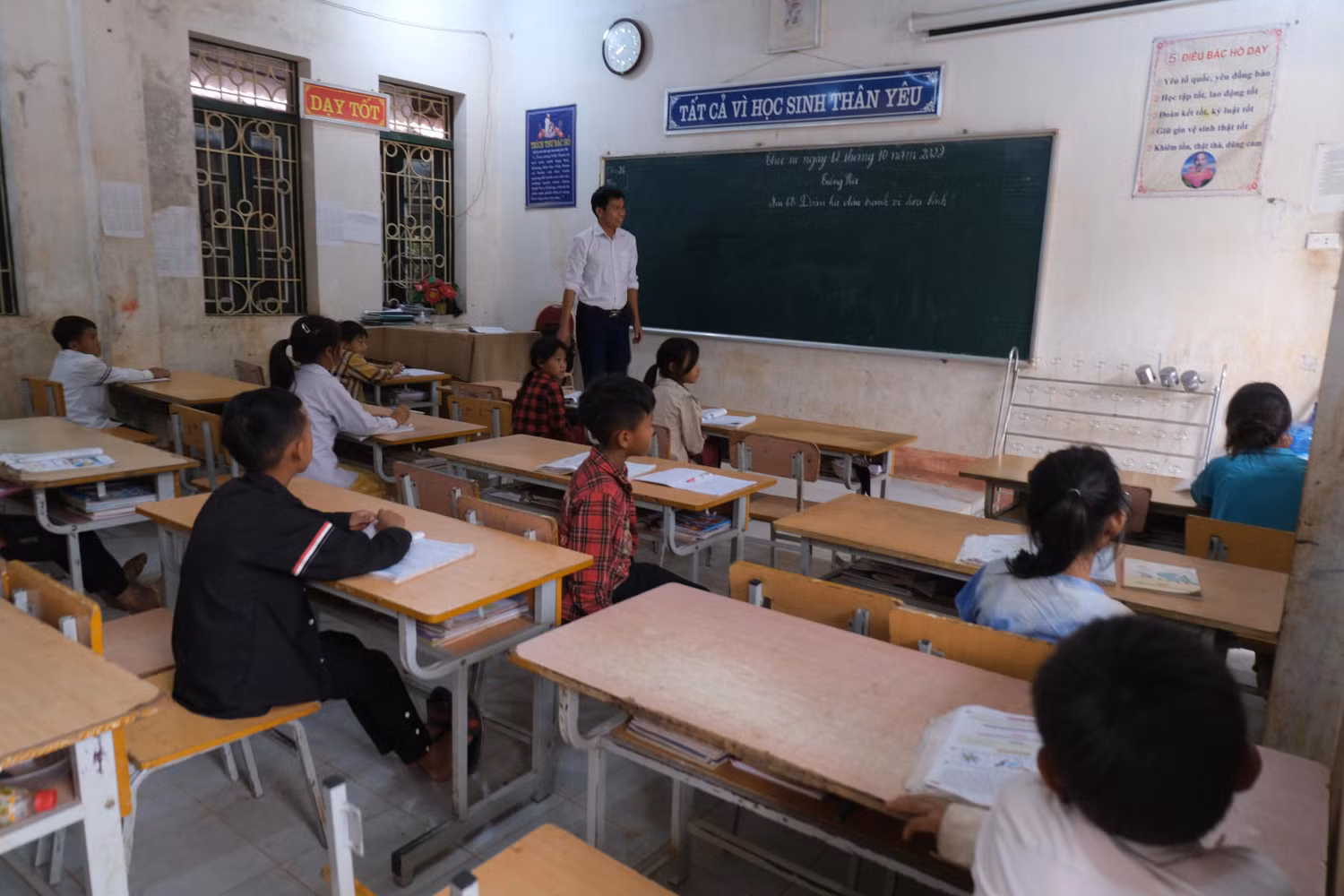 Lớp học ở vùng cao được đầu tư xây dựng trước năm 2015 đều không đạt chuẩn về cơ sở vật chất theo thông tư Thông tư số 13/2020/TT-BGDĐT và Thông tư số 14/2020/TT-BGDĐT. Ảnh: LC
