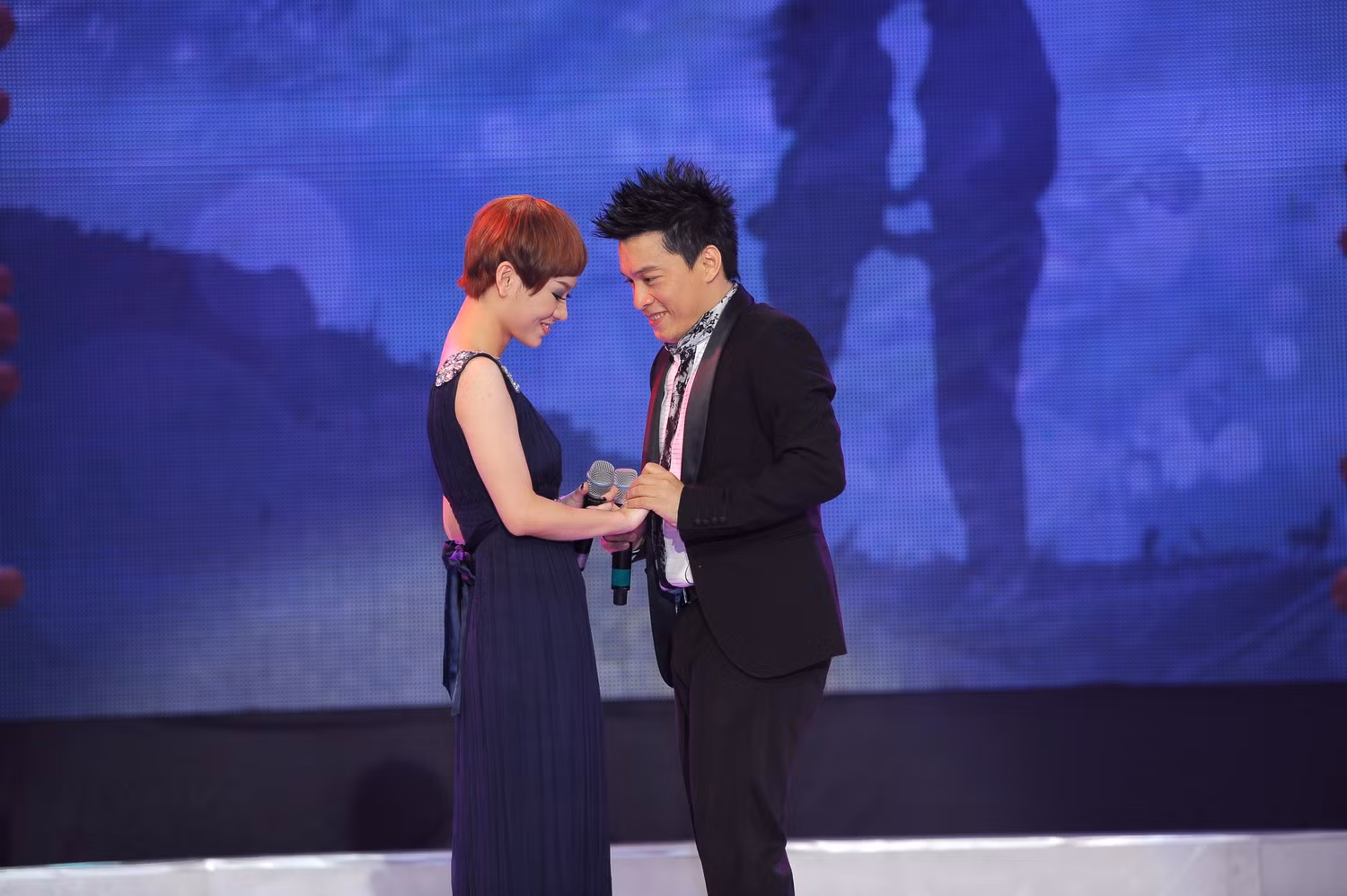 Lam Trường nói lời "Yêu em" ngọt ngào với Trà My. Lam Trường nói lời "Yêu em" ngọt ngào với Trà My.