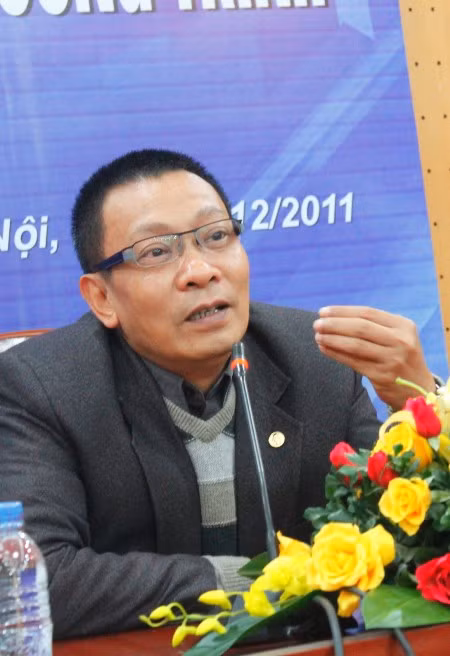 MC Lại Văn Sâm thấy bất lực khi biết có trường đầu tư mấy trăm triệu đồng cho sinh viên tham gia SV 2000 nhưng khi tới sinh viên thì còn có mấy chục triệu đồng.