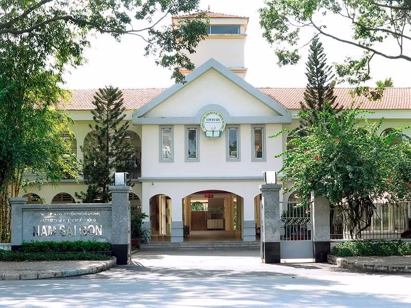 Trường tiểu học - trung học cơ sở - trung học phổ thông Nam Sài Gòn (ảnh minh họa: website trường) Trường tiểu học - trung học cơ sở - trung học phổ thông Nam Sài Gòn (ảnh minh họa: website trường)