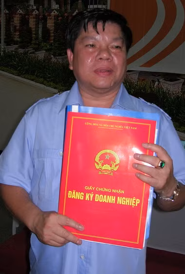 Theo ông Trí, vài tháng trước Công ty Bình An "chết lâm sàng" đúng lúc bệnh hiểm nghèo của vợ ông tái phát. Bà Diệu Hiền qua Mỹ trị bệnh, ông Trí phải xin nghỉ việc nhà nước về gánh vác mọi chuyện ở Bianfishco thay vợ. Bao nhiêu tiếng thị phi ông Trí phải nghe hằng ngày nhưng ông không nản, quyết cứu cho bằng được Công ty Bình An vì vợ và gia đình ông đã dồn hết tâm huyết vào đây. Gần 11h trưa ngày 25/8, giấy đăng ký kinh doanh mới được ông Trí mang về Công ty Bình An.