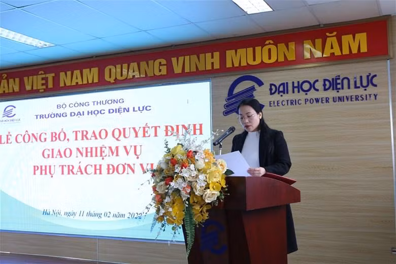 Thừa ủy quyền của Phó giáo sư - Tiến sĩ Đinh Văn Châu, Quyền Hiệu trưởng Nhà trường, Tiến sĩ Phùng Thị Xuân Bình – Trưởng phòng Tổ chức Cán bộ đọc quyết định về giao nhiệm vụ phụ trách đơn vị và quyết định bổ nhiệm lại.