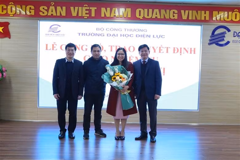 Lãnh đạo Nhà trường trao quyết định và hoa cho các viên chức được bổ nhiệm.