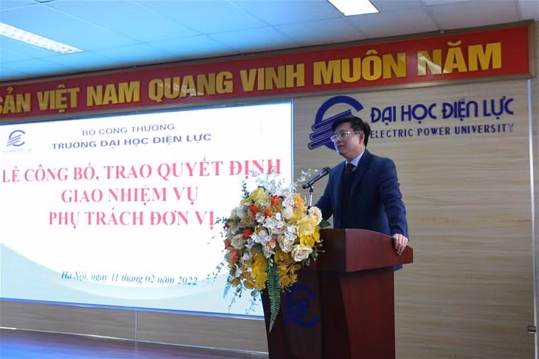 Phó giáo sư - Tiến sĩ Đinh Văn Châu phát biểu tại Lễ công bố và trao Quyết định về công tác cán bộ..