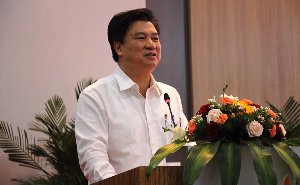 Thứ trưởng Nguyễn Hữu Độ nói về những thay đổi trong bồi dưỡng giáo viên cho chương trình mới. Ảnh: AN