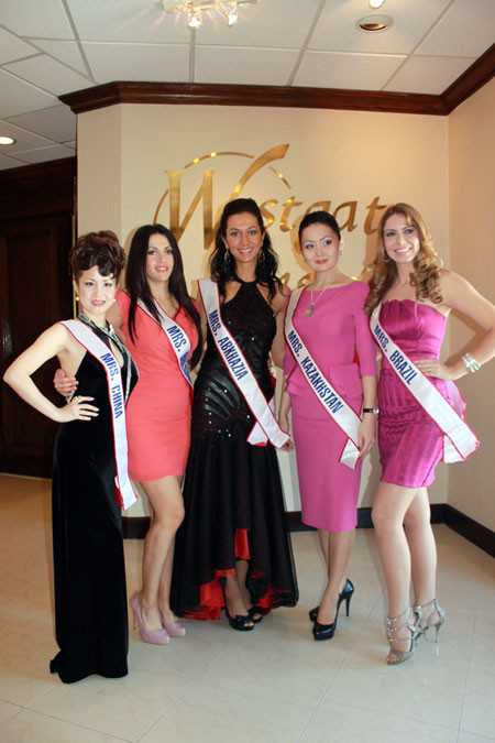Những quý bà dự thi Mrs. World.
