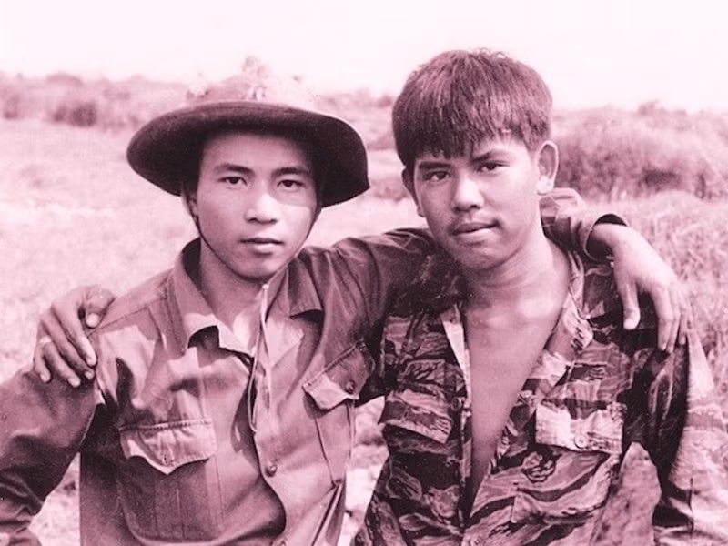 Bức ảnh ‘Hai người lính’ của nghệ sỹ nhiếp ảnh Chu Chí Thành là minh chứng, biểu tượng sinh động cho khát vọng hòa bình, hòa hợp dân tộc và thống nhất đất nước. (Ảnh: Nghệ sỹ nhiếp ảnh Chu Chí Thành cung cấp)