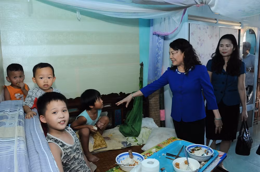 Bữa cơm của những đứa trẻ - con của những giáo viên nội trú tại trường Trung học phổ thông Quang Trung