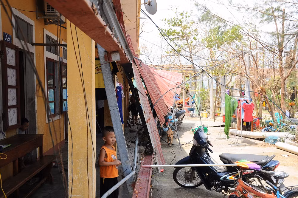 Những phòng nội trú bằng mái tôn nơi đây cũng không còn nguyên vẹn