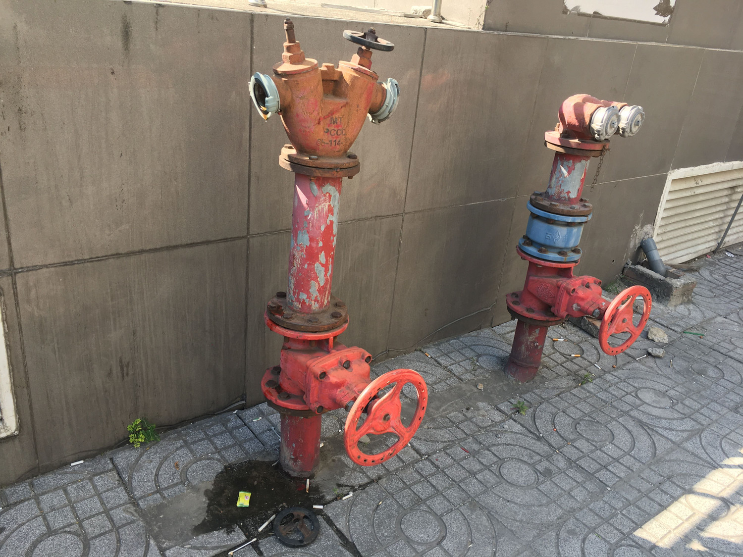 Vật liệu xây dựng, rác có thể để bất cứ chỗ nào trong ký túc xá. Ảnh: Vũ Phương.