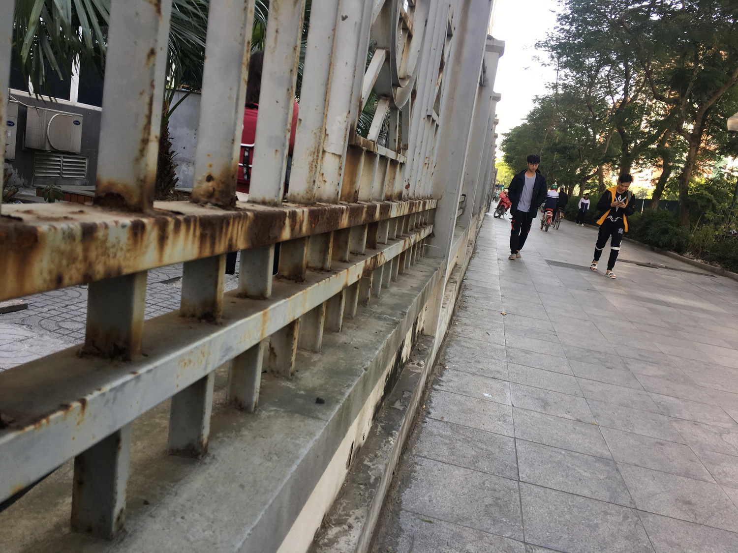 Vòi phun nước tạo cảnh quan từ lâu đã không sử dụng, vòi nước đã hoen gỉ. Ảnh: Vũ Phương.