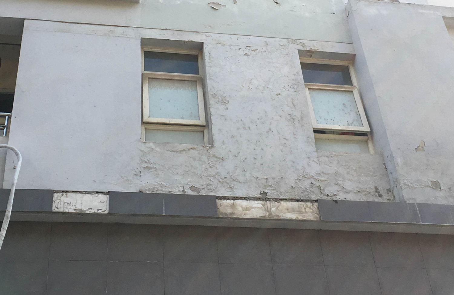 Bồn rửa mặt tầng 1 không có dây dẫn nước, vòi xả nước cũng hỏng và mùi nhà vệ sinh bốc lên nồng nặc. Ảnh: Vũ Phương.