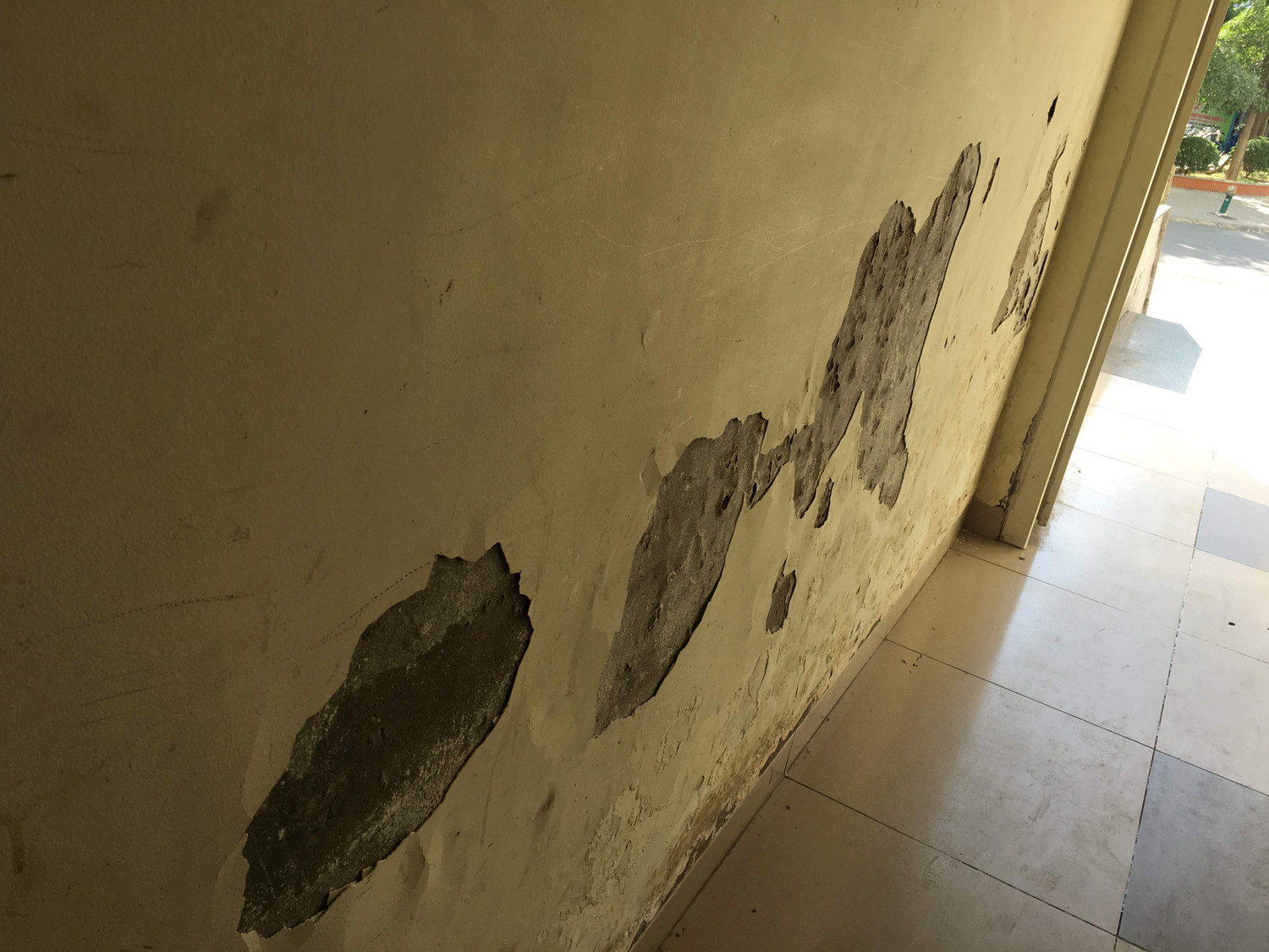 Tường rào sắt nhiều chỗ đã gỉ sét gây mất mỹ quan. Ảnh: Vũ Phương.