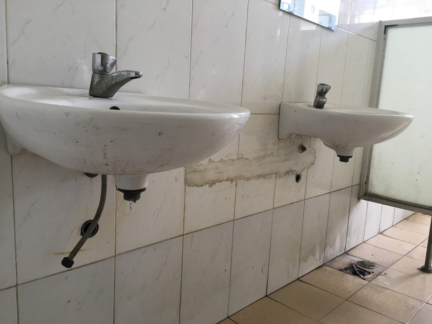 Khu vực đổ rác của sinh viên thuê trọ được phản ánh có mùi nặng và rác thường xuyên để mà không có người dọn. Ảnh: P.T.