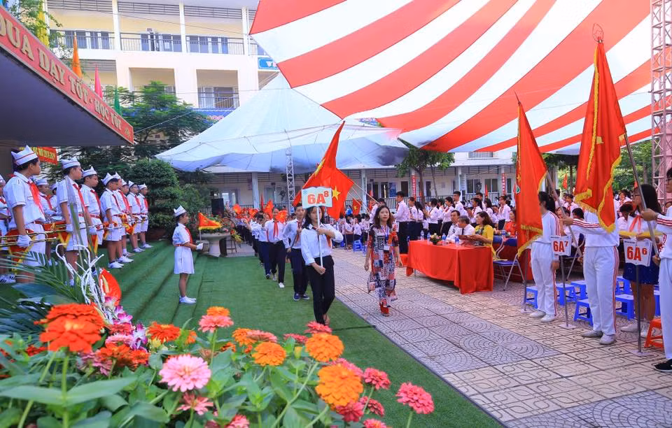 Ban phụ huynh thu tiền phụ huynh ủng hộ 1 triệu đồng/học sinh làm nhà xe, sau đó lại nói mua bạt che sân, thực tế bạt che sân đã có từ khai giảng năm học 2018-2019. Ảnh: FB Trường Trung học cơ sở Thị trấn Văn Điển.