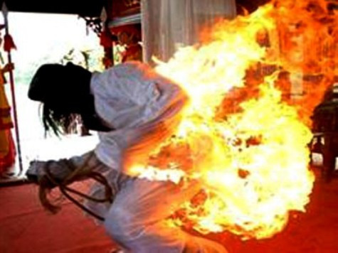 Thời gian qua, liên tiếp xảy ra các trường hợp tự thiêu do mâu thuẫn gia đình, nợ nần... (Ảnh minh họa)