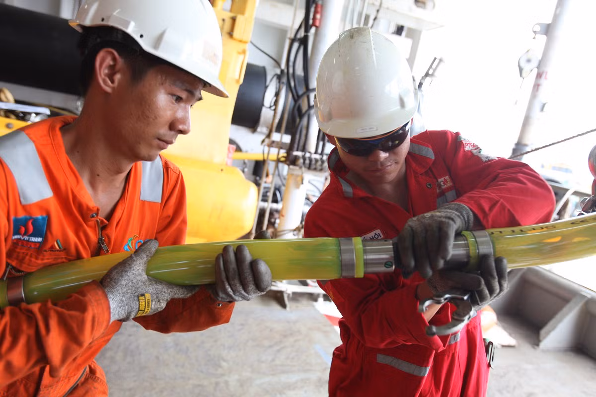 Người lao động dầu khí luôn chắt chiu, tiết kiệm và nâng cao hiệu quả lao động (Ảnh: Nguyễn Bảo Sơn). Người lao động dầu khí luôn chắt chiu, tiết kiệm và nâng cao hiệu quả lao động (Ảnh: Nguyễn Bảo Sơn).