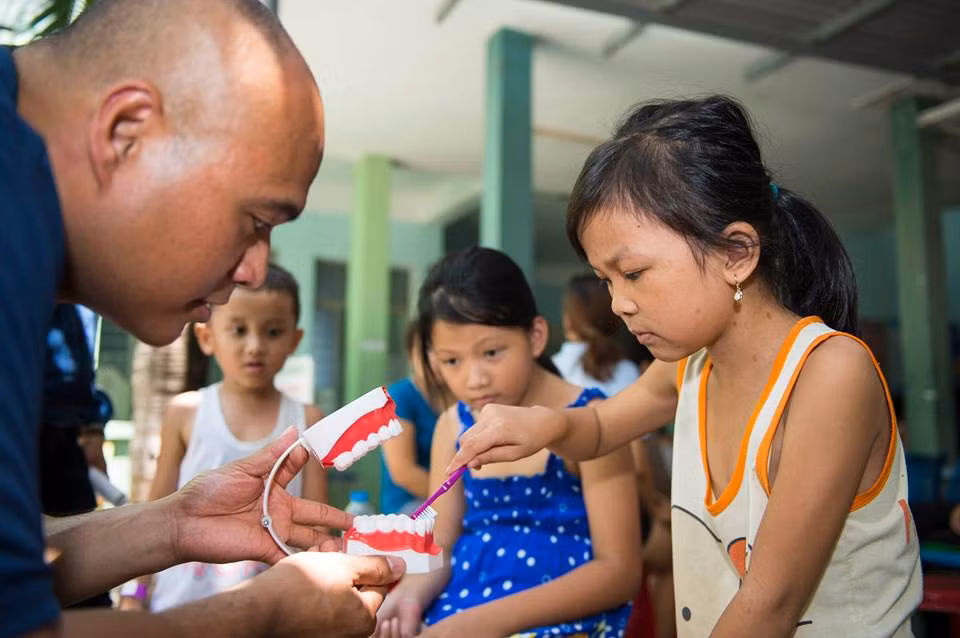 Hướng dẫn trẻ em vệ sinh, chăm sóc răng miệng. Ảnh: T.L