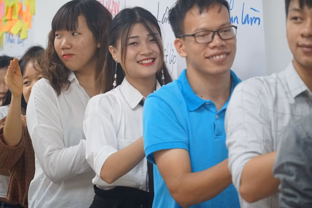 Sinh viên DynaGen khởi động trước buổi tập huấn “Thấu hiểu bản thân và quản trị mục tiêu” diễn ra tại Trung tâm tiếng Nhật TOPONE VIJA link, 170 Bạch Mai, Hà Nội.