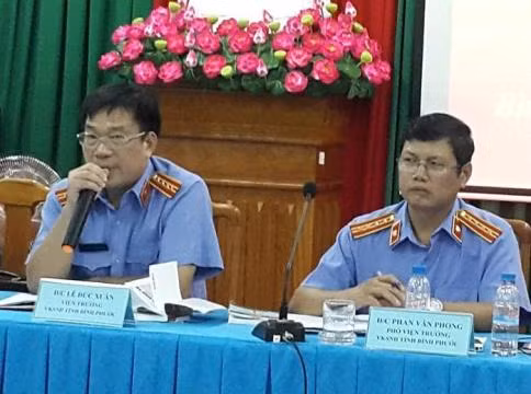 Viện trưởng Viện KSND Bình Phước Lê Đắc Xuân (cầm mic) trao đổi với báo chí về vụ án (ảnh: P.L)