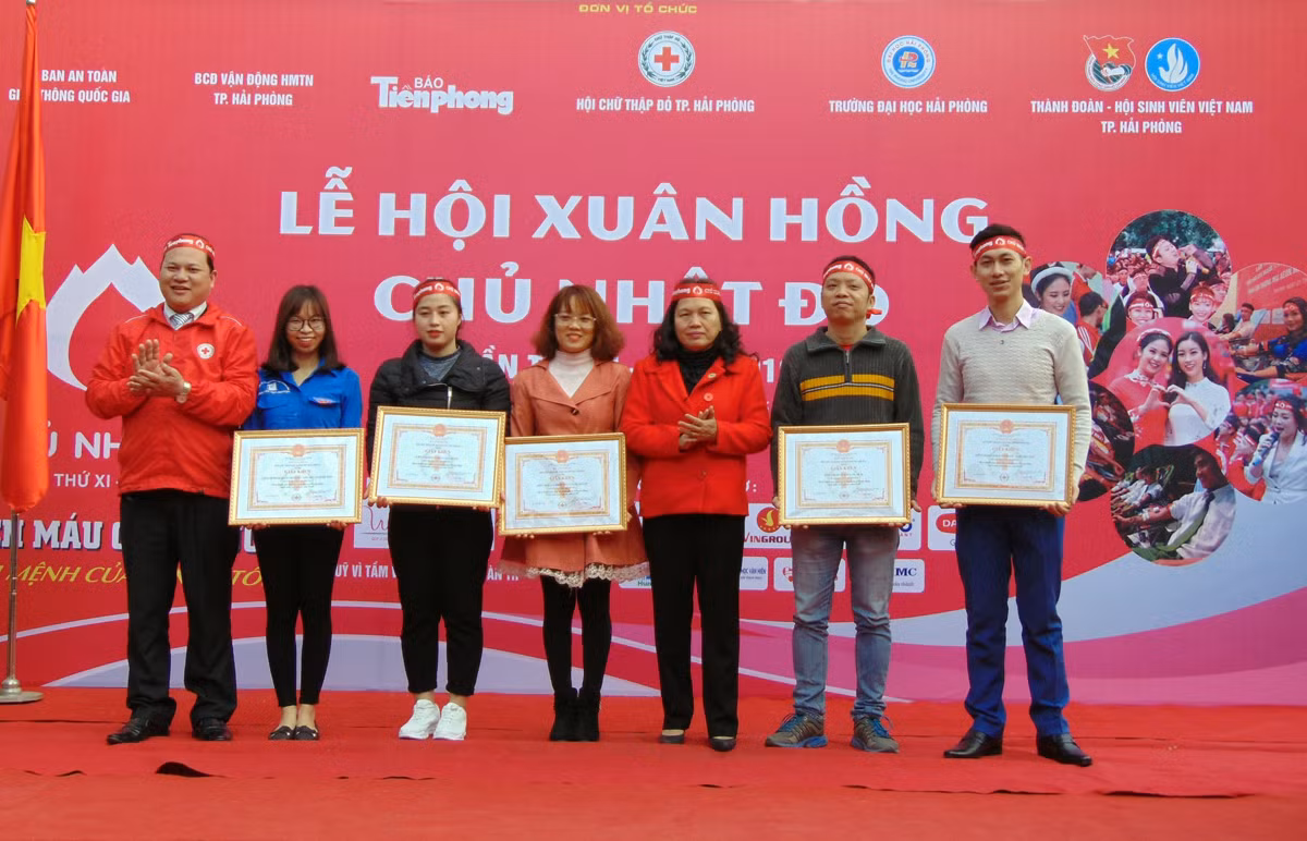 Các cá nhân có thành tích xuất sắc trong công tác tuyên truyền, vận động và hiến máu tình nguyện năm 2018 được tặng bằng khen. (Ảnh: CTV)
