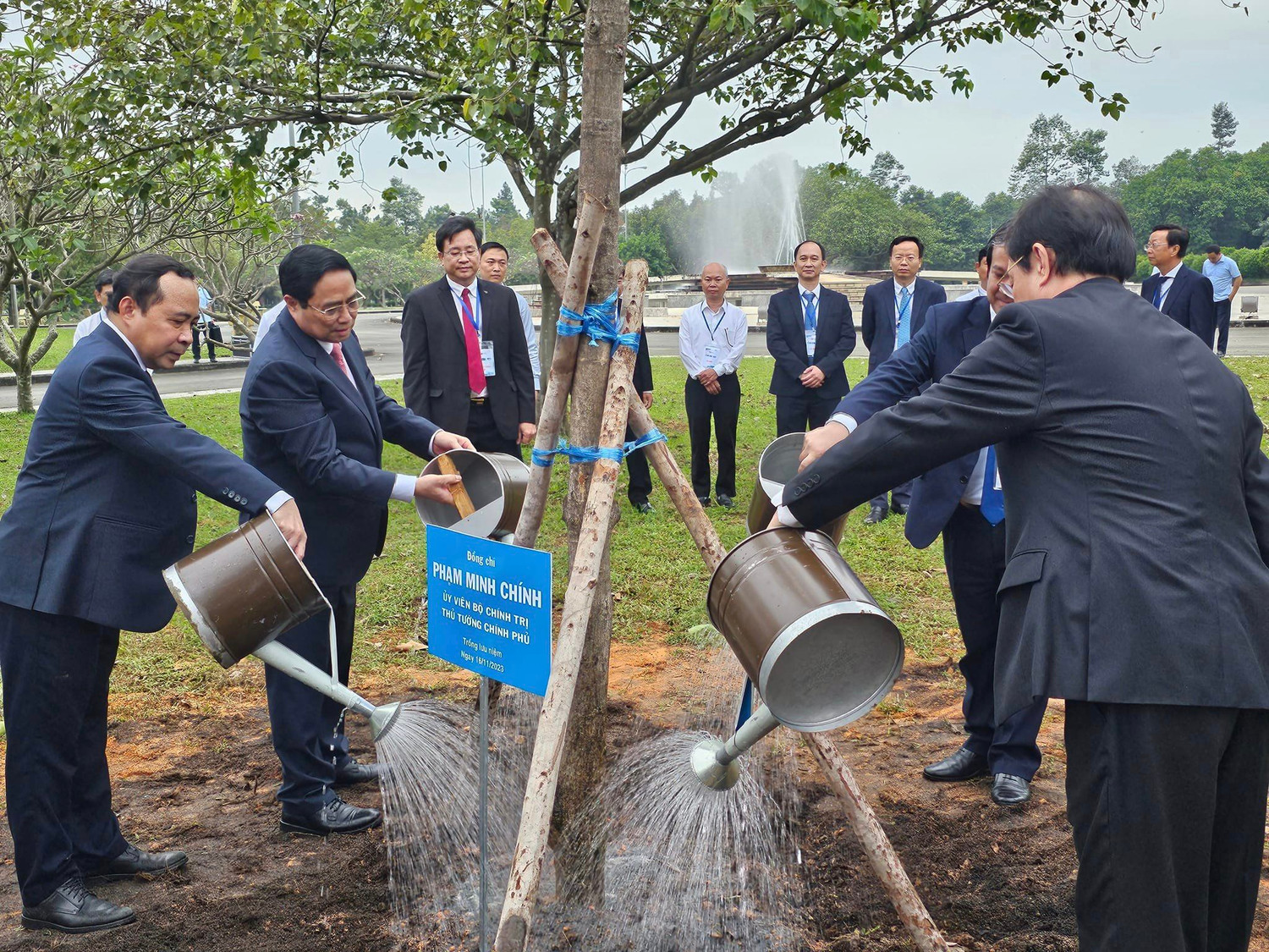 Thủ tướng Chính phủ Phạm Minh Chính và đoàn công tác trồng cây lưu niệm tại Đại học Quốc gia Thành phố Hồ Chí Minh (ảnh: V.D)