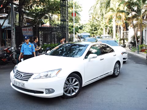 Một chiếc Lexus ES đời cũ trong đoàn xe rước dâu.