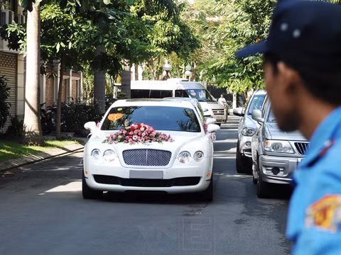 Đứng trên Mercedes S-class, BMW serie 7 hay Audi A8, Continental Flying Spur được xếp vào dòng siêu sang, dù giá rẻ hơn nhiều so với Maybach hay Rolls-Royce.