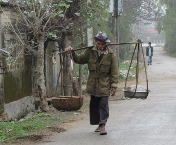 Bức ảnh với thông điệp: Dù cho cái lạnh của mùa đông có làm người ta tím tái đi và che chắn cho mình những bộ đồ ấm áp trên cơ thể thì đôi bàn chân lạnh buốt của cha vẫn cố bước tiếp để con có cuộc sống tốt. 14.352 lượt like, gần 1.000 lượt chia sẻ của các thành viên cho người cha đáng kính của chúng ta. Bức ảnh với thông điệp: Dù cho cái lạnh của mùa đông có làm người ta tím tái đi và che chắn cho mình những bộ đồ ấm áp trên cơ thể thì đôi bàn chân lạnh buốt của cha vẫn cố bước tiếp để con có cuộc sống tốt. 14.352 lượt like, gần 1.000 lượt chia sẻ của các thành viên cho người cha đáng kính của chúng ta.
