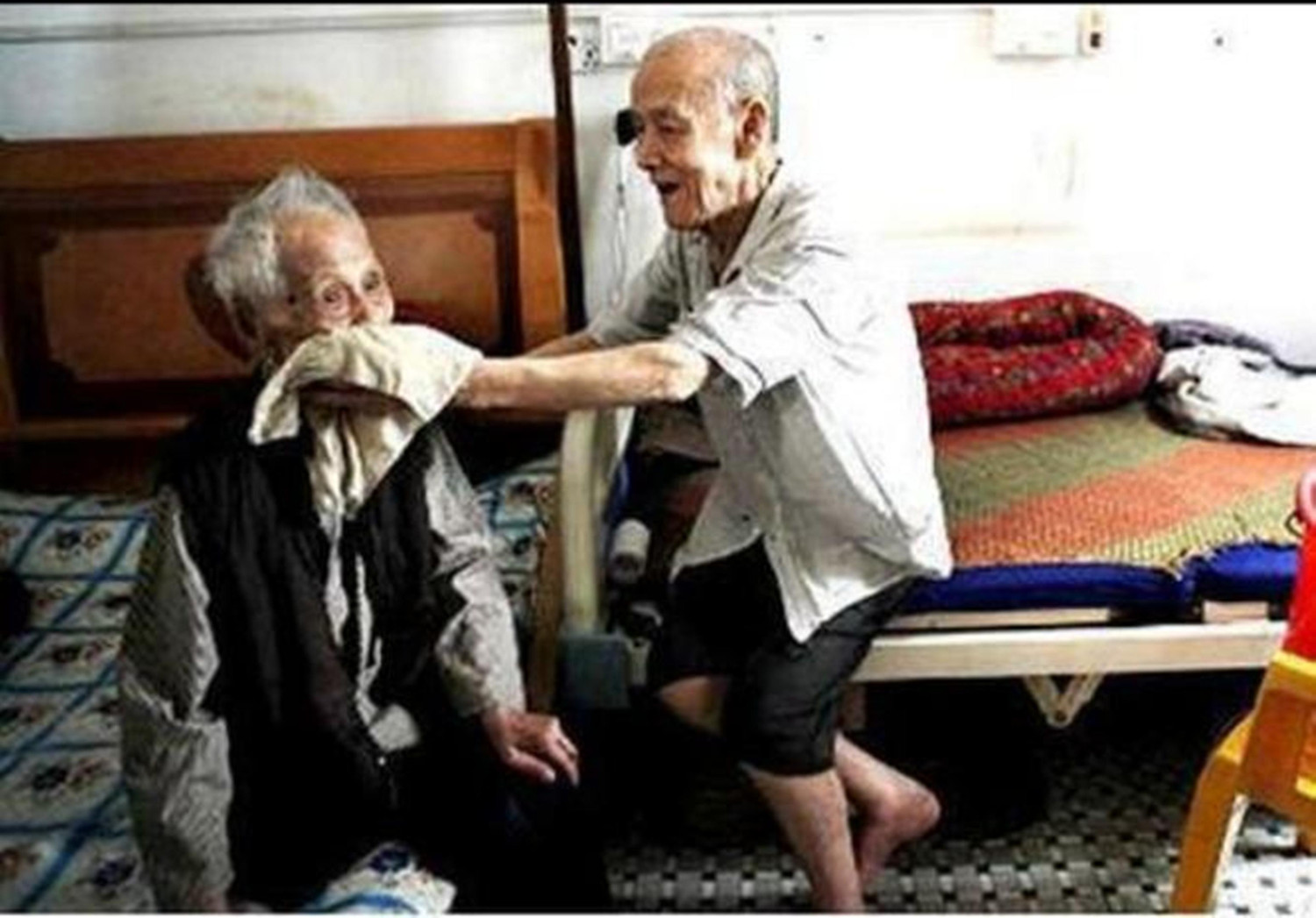 Tình yêu đẹp của đôi vợ chồng ông lão 100 tuổi đã khiến nhiều thành viên mạng cảm động. “Hạnh phúc nhất ở tuổi già chính là những hành động ý nghĩa và sâu sắc như thế này”, thành viên Julia bày tỏ. Tình yêu đẹp của đôi vợ chồng ông lão 100 tuổi đã khiến nhiều thành viên mạng cảm động. “Hạnh phúc nhất ở tuổi già chính là những hành động ý nghĩa và sâu sắc như thế này”, thành viên Julia bày tỏ.