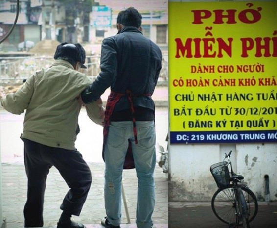 Một trong số nhiều hành động đẹp tại quán phở số 219 Khương Trung Mới, Thanh Xuân, Hà Nội, nơi có những bát phở miễn phí dành cho những người có hoàn cảnh khó khăn vào sáng chủ nhật hàng tuần đã nhanh chóng nhận được 13.745 lượt like chỉ sau 2 ngày. Một trong số nhiều hành động đẹp tại quán phở số 219 Khương Trung Mới, Thanh Xuân, Hà Nội, nơi có những bát phở miễn phí dành cho những người có hoàn cảnh khó khăn vào sáng chủ nhật hàng tuần đã nhanh chóng nhận được 13.745 lượt like chỉ sau 2 ngày.