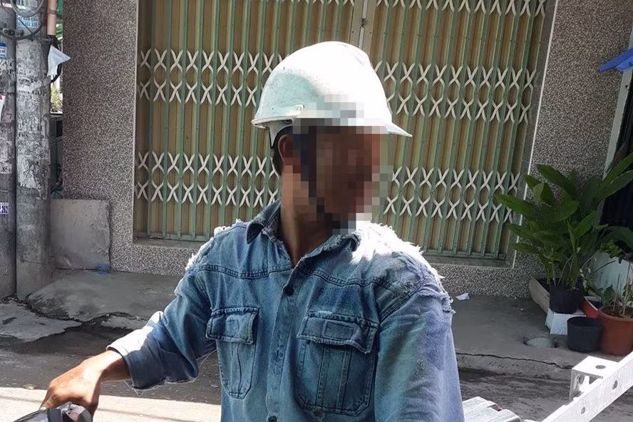 Nhiều luật sư, chuyên gia cho rằng, anh Nguyễn Cà Rê hoàn toàn có thể xin miễn giảm hình phạt số tiền 90 triệu đồng vì đổi 100 đô la Mỹ tại tiệm vàng không có giấy phép thu đổi ngoại tệ. Ảnh: H.T. Nhiều luật sư, chuyên gia cho rằng, anh Nguyễn Cà Rê hoàn toàn có thể xin miễn giảm hình phạt số tiền 90 triệu đồng vì đổi 100 đô la Mỹ tại tiệm vàng không có giấy phép thu đổi ngoại tệ. Ảnh: H.T.